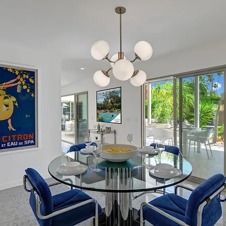 Ultra-Chic Luxe Mid-Century Estate- Resort Like Pool, Spa, Firepit, Outdoor Kitchen 3Bed/3Bath